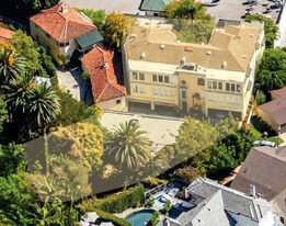 1326 Londonderry View Dr in Los Angeles, CA - Building Photo