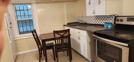 61 Poplar St, Unit B in Yonkers, NY - Building Photo - Building Photo