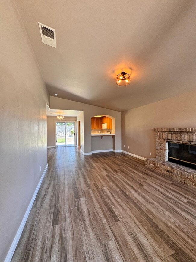 5708 Clear Valley Ct in Bakersfield, CA - Building Photo - Building Photo