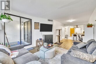 100 Bronte Rd in Oakville, ON - Building Photo - Building Photo