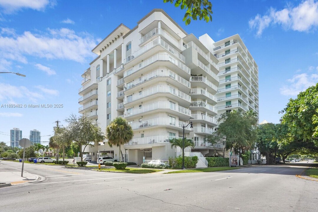 280 SW 20th Rd, Unit 907 in Miami, FL - Building Photo
