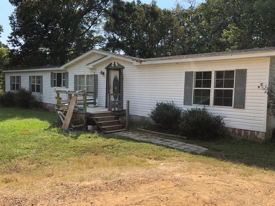 1068 Sandy Branch Rd in Sarah, MS - Building Photo