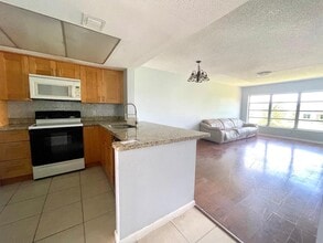 1101 Crystal Lake Dr in Pompano Beach, FL - Building Photo - Building Photo