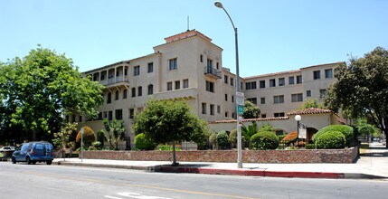 Villa Raymond-Old in Pasadena, CA - Foto de edificio - Building Photo