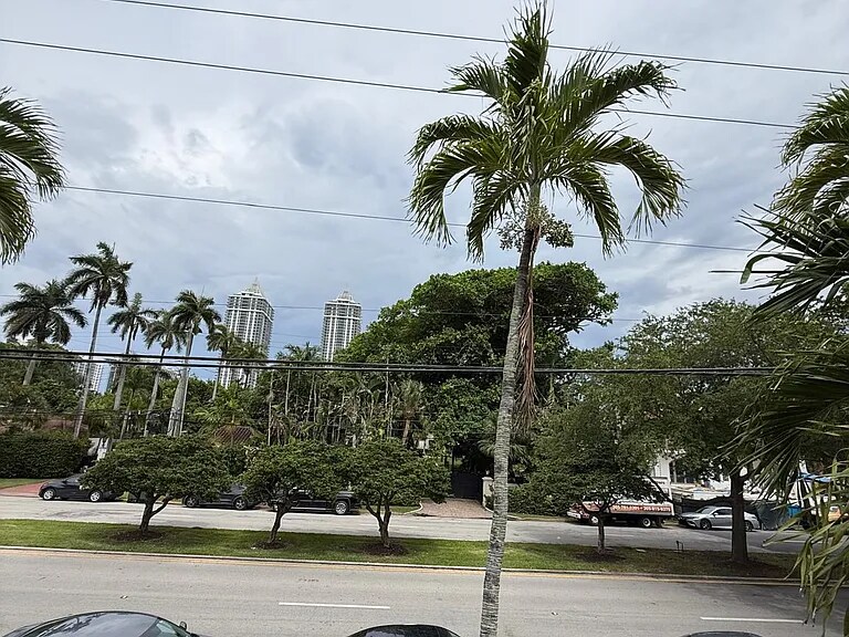 4730 Pine Tree Dr in Miami Beach, FL - Building Photo