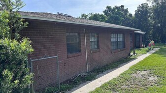 210 N Lone Oak Dr in Leesburg, FL - Building Photo