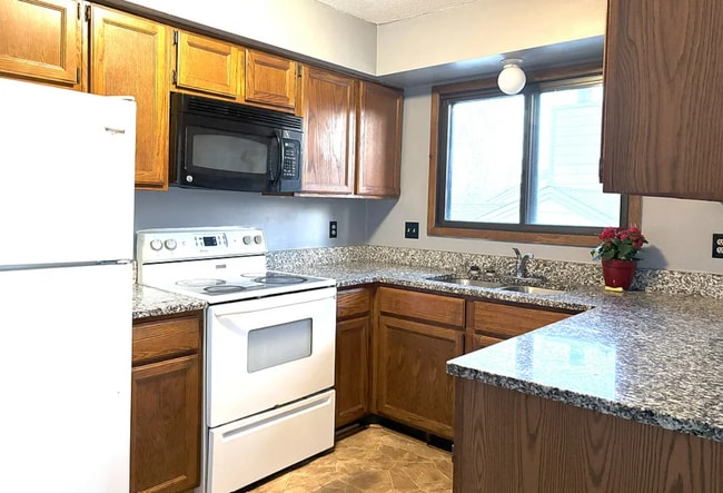 12333 Travois Rd in Eden Prairie, MN - Building Photo - Building Photo