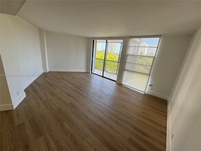 3475 N Country Club Dr, Unit 511 in Miami, FL - Building Photo - Building Photo