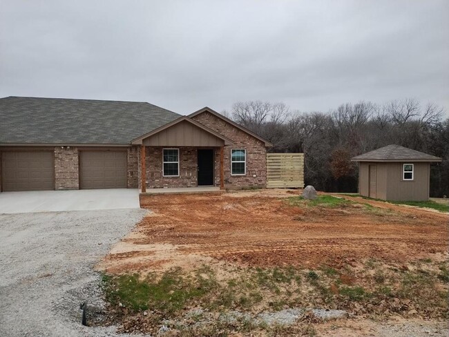 209 Hoover Ln in Azle, TX - Foto de edificio - Building Photo