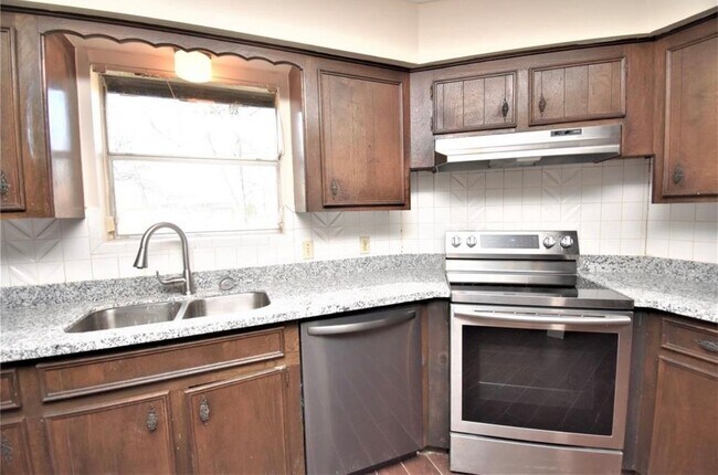 126 Rollingwood St in Baytown, TX - Foto de edificio - Building Photo