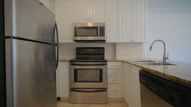 68-68 Carr St in Toronto, ON - Building Photo - Building Photo