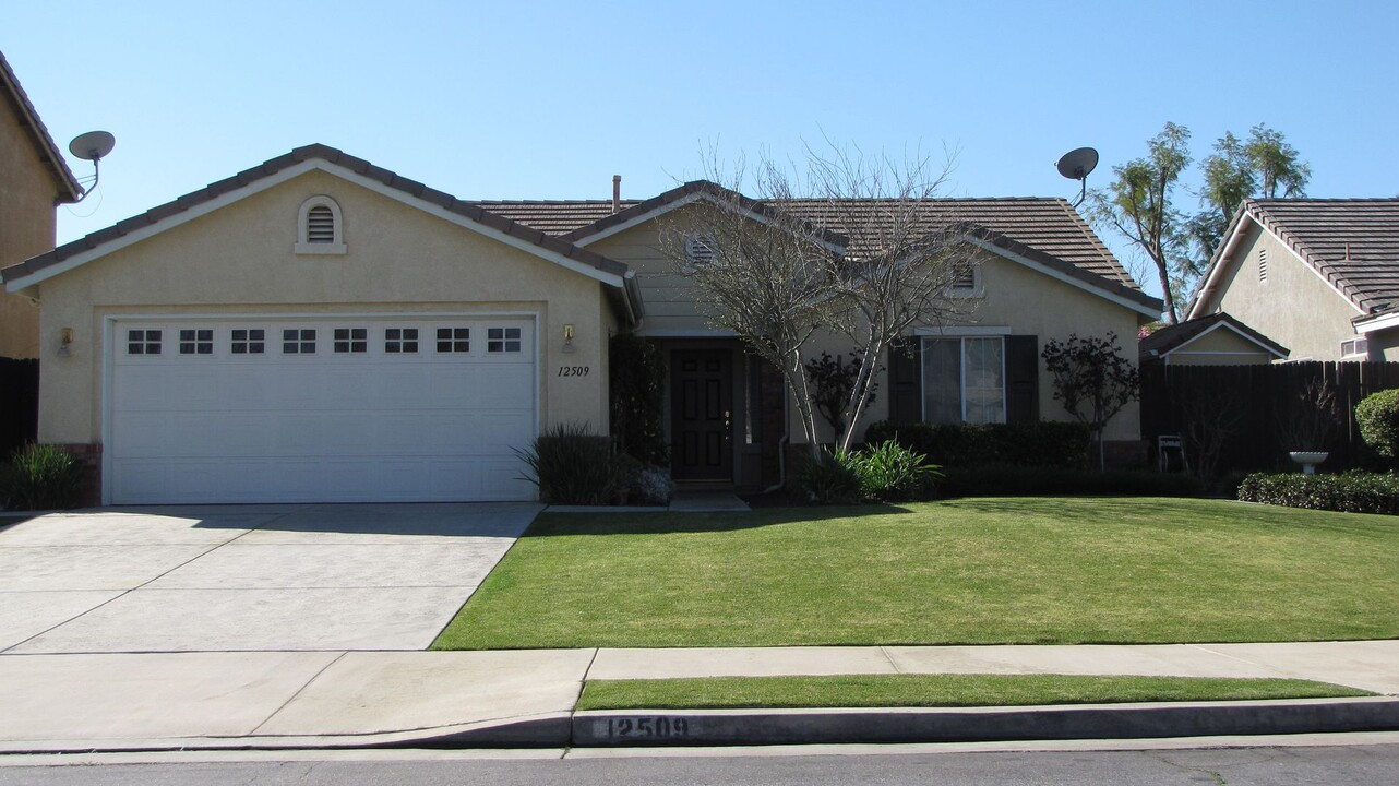 12509 Stonington St in Bakersfield, CA - Building Photo