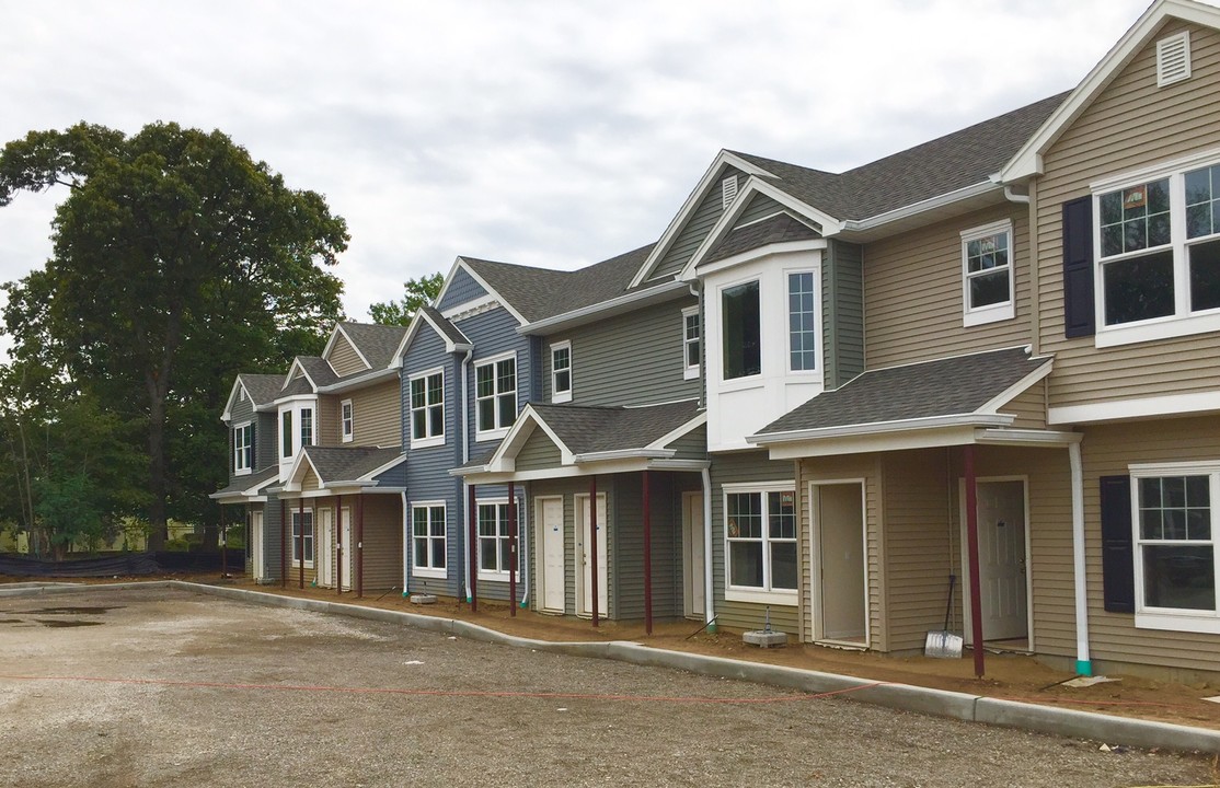 Oak Street Villas in Amityville, NY - Building Photo