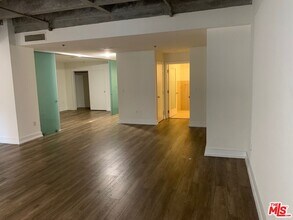 727 W 7th St in Los Angeles, CA - Building Photo - Building Photo