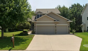 572 Danube Ave in Shakopee, MN - Building Photo