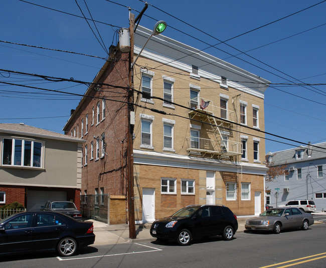 169-171 Avenue F in Bayonne, NJ - Foto de edificio - Building Photo