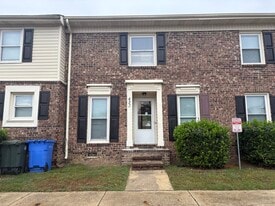 423 Kirkcaldy Ct in Fayetteville, NC - Building Photo