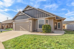 911 N Scottish St in Nampa, ID - Building Photo