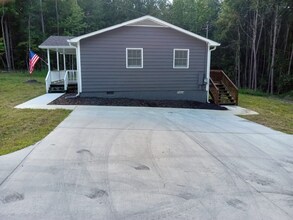 858 Mann Rd in Villa Rica, GA - Foto de edificio - Building Photo