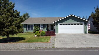 221 Independence Dr in Sequim, WA - Building Photo
