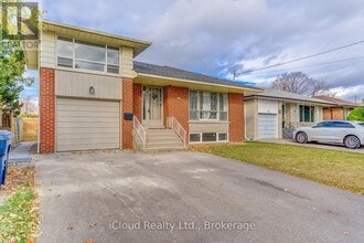 22 Decarie Cir in Toronto, ON - Building Photo - Building Photo