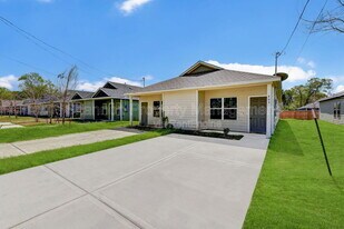 409 E Avenue G in Conroe, TX - Building Photo