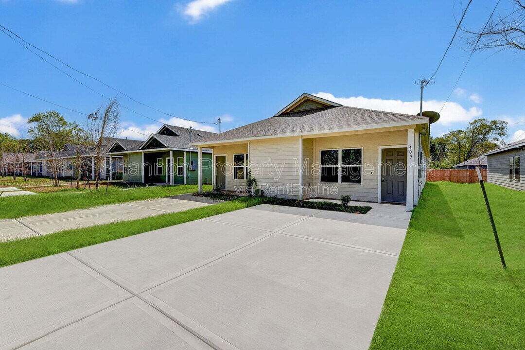 409 E Avenue G in Conroe, TX - Foto de edificio