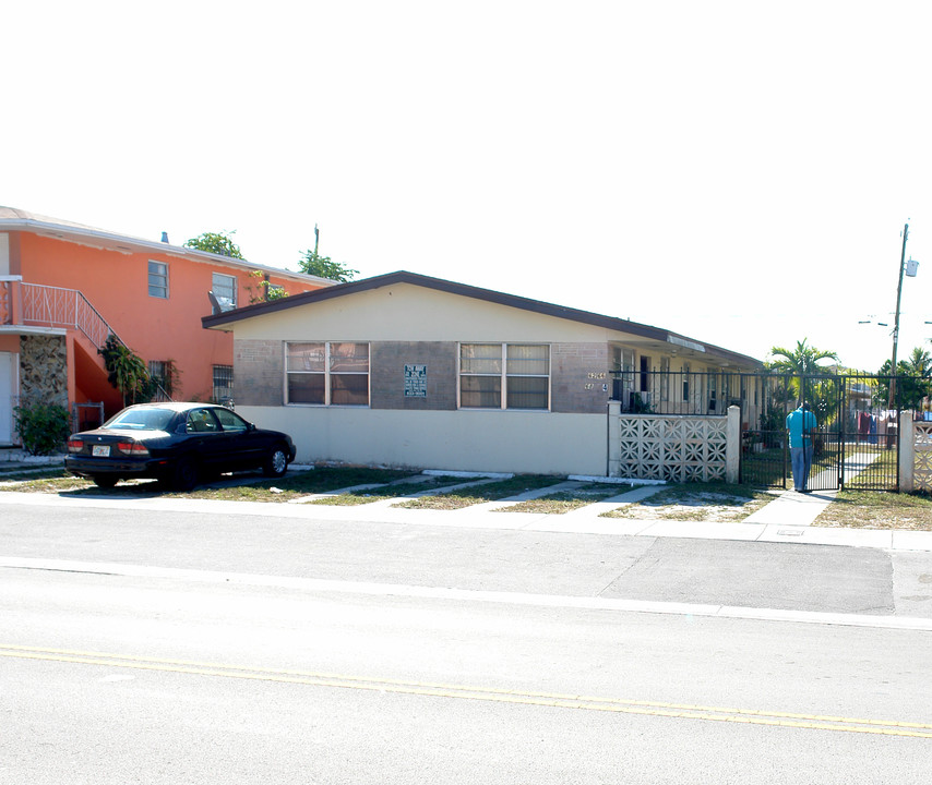 62-74 W 26th St in Hialeah, FL - Building Photo