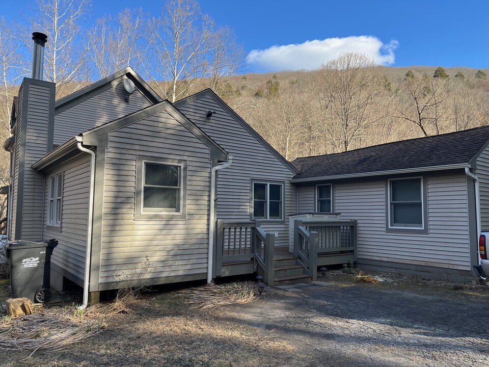 129 Gaylord Rd in New Milford, CT - Building Photo