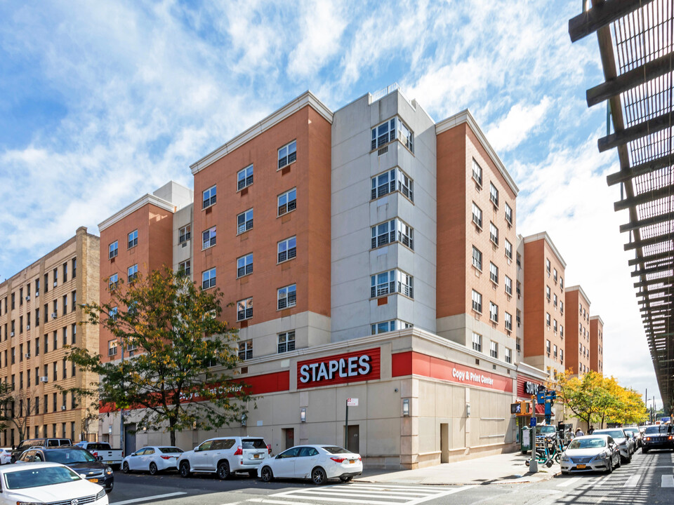 White Plains Courtyard in Bronx, NY - Building Photo