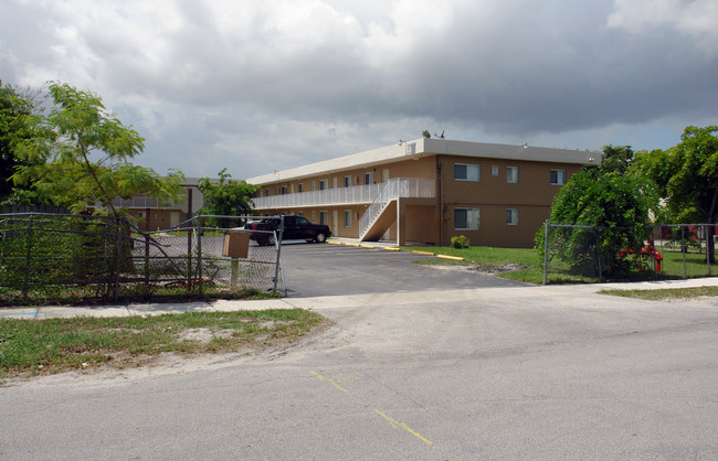 17050 NW 55th Ave in Opa Locka, FL - Foto de edificio - Building Photo