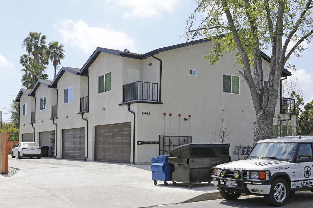 13612 Leadwell St in Van Nuys, CA - Foto de edificio