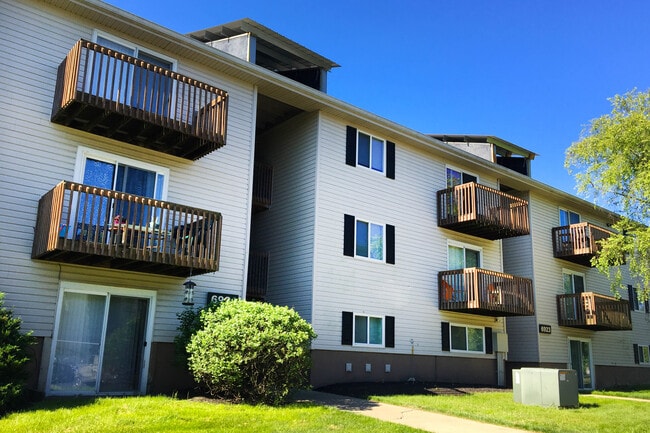 Oakwood Apartments in Florence, KY - Building Photo - Building Photo