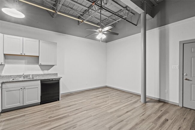 612 W Texas Ave in Baytown, TX - Building Photo - Building Photo