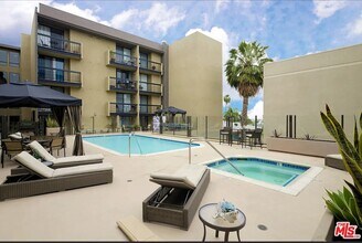 7320 Hawthorn Ave, Unit 7320HawthornAve#213 in Los Angeles, CA - Foto de edificio - Building Photo