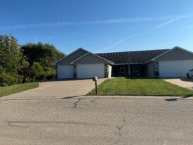 2173 Hillington Dr in Neenah, WI - Building Photo