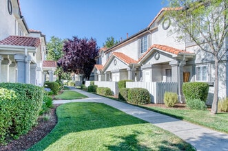 Ascent Townhome Apartments in Fresno, CA - Building Photo - Building Photo