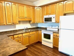 120 Oakridge Ave, Unit 9 in Hills, IA - Building Photo - Building Photo