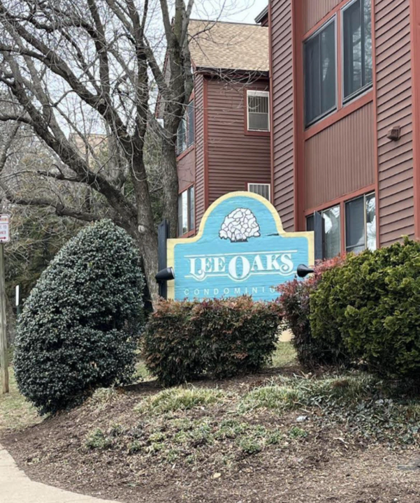 2815 Lee Oaks Ct in Falls Church, VA - Foto de edificio