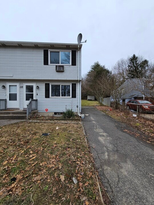 108 Grilleytown Rd, Unit 2 in Waterbury, CT - Building Photo