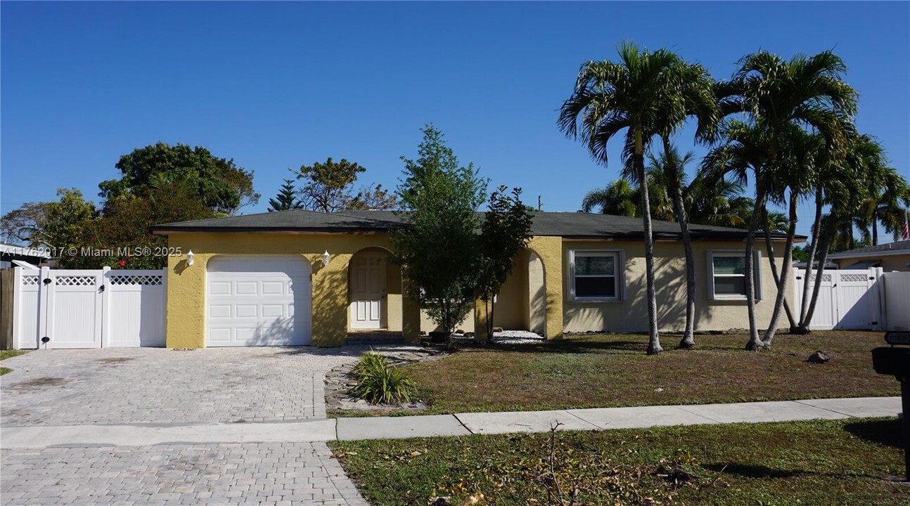 4857 Alfresco St in Boca Raton, FL - Building Photo