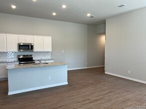 121 Nespral Dr in San Antonio, TX - Building Photo - Building Photo