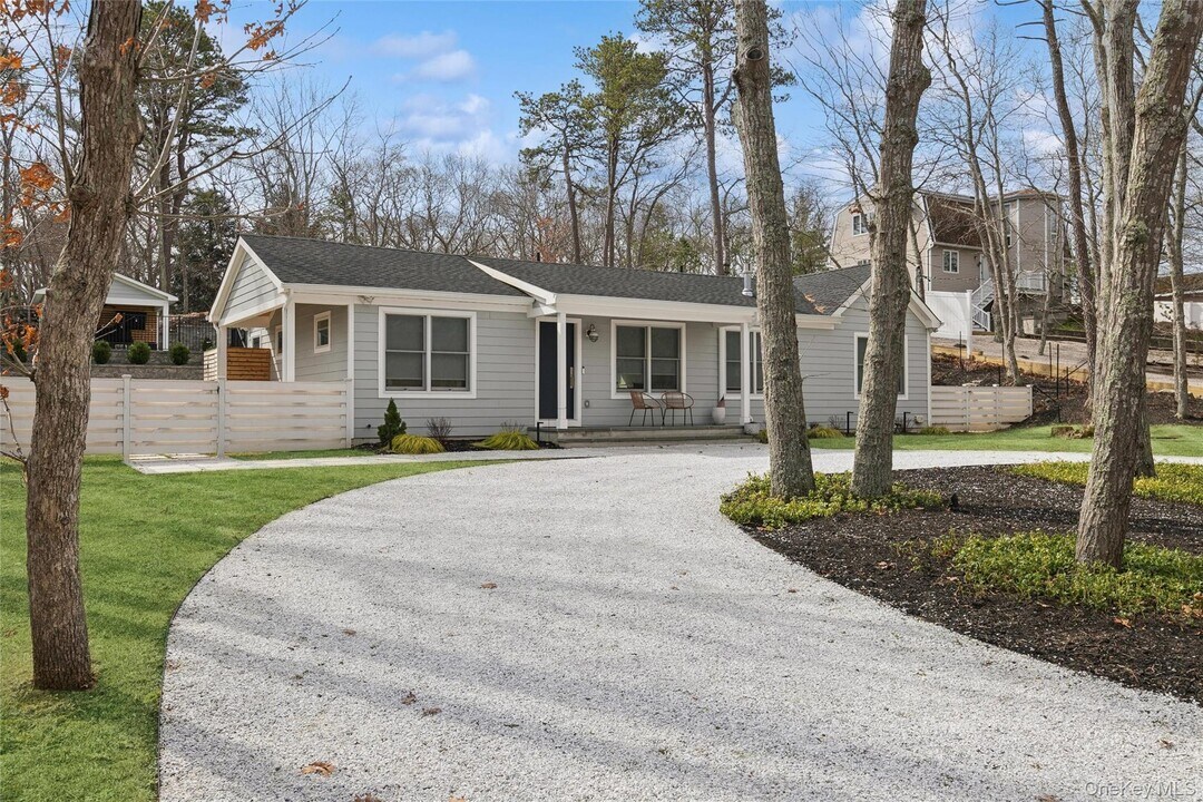 6 W Landing Rd in Hampton Bays, NY - Building Photo
