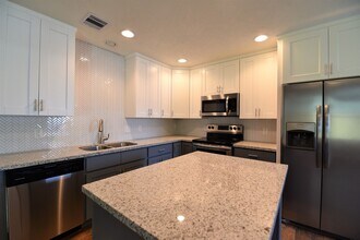 208 5th St in Nederland, TX - Building Photo - Building Photo