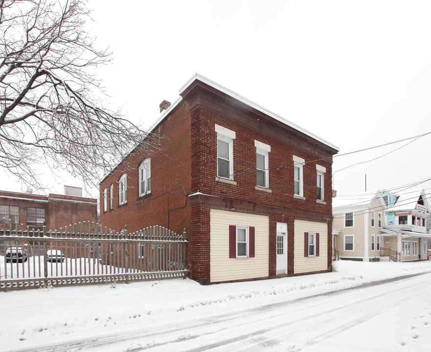 27 Pleasant St in Enfield, CT - Building Photo