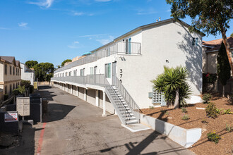 Moss Street Townhomes in Chula Vista, CA - Building Photo - Building Photo