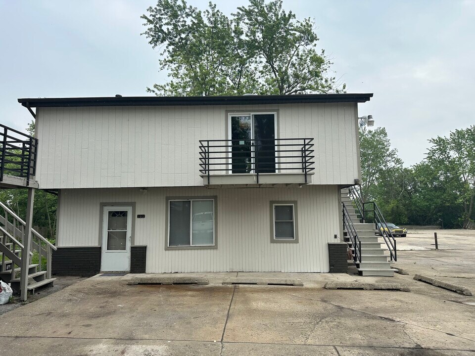 22525 State St in Steger, IL - Building Photo