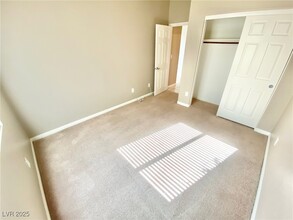 81 Avenza Dr in Henderson, NV - Foto de edificio - Building Photo