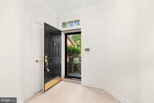 4004 Highwood Ct NW in Washington, DC - Building Photo