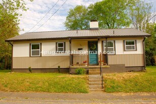 107 W Newcomb Rd in Oak Ridge, TN - Building Photo